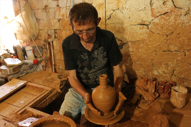 Toprak kaplara 50 yıldır şekil veriyor